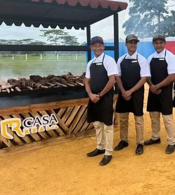 Equipo de Casa Real en servicio de parrilla