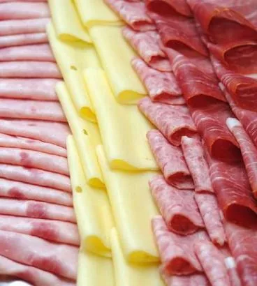 Tabla de charcutería: jamón, queso y salami