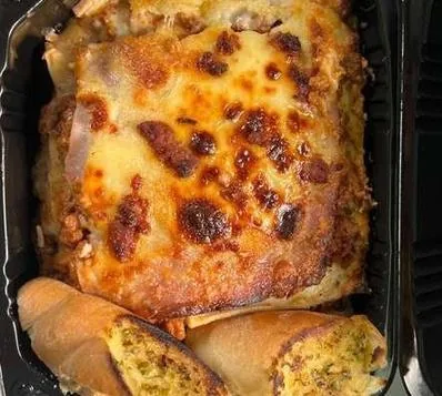 Lasaña con pan de ajo