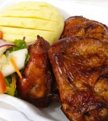 Pollo con plátano y guarnición